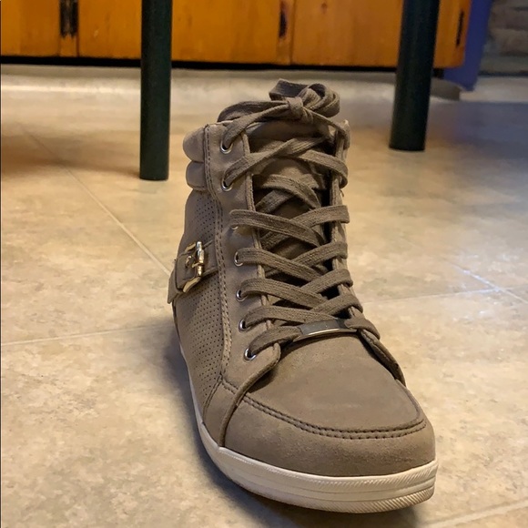 Sneakers - Picture 2 of 5